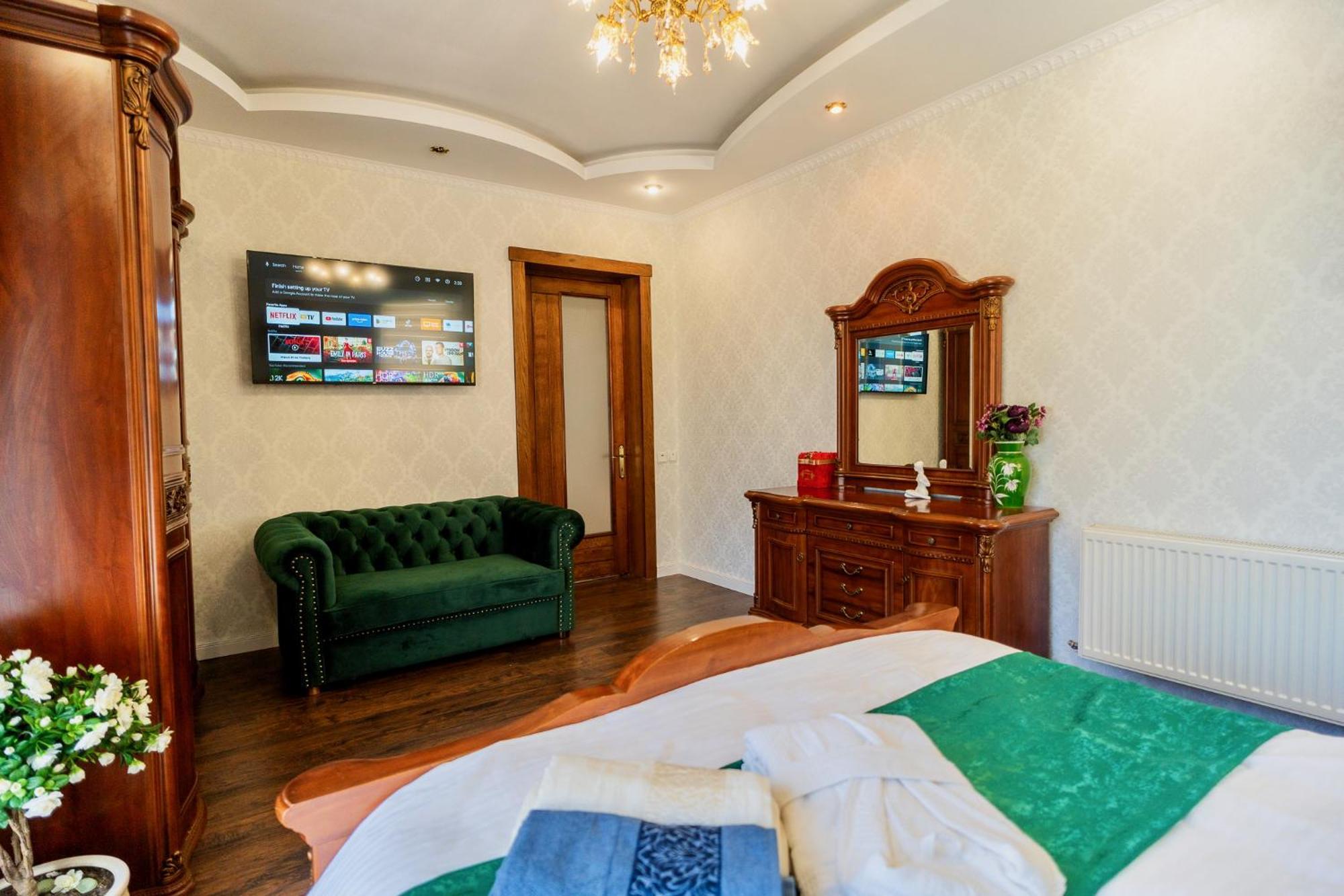 Luxurious Villa With Lush Garden And Huge Terrace Near Herastrau Park Bucureşti Ngoại thất bức ảnh