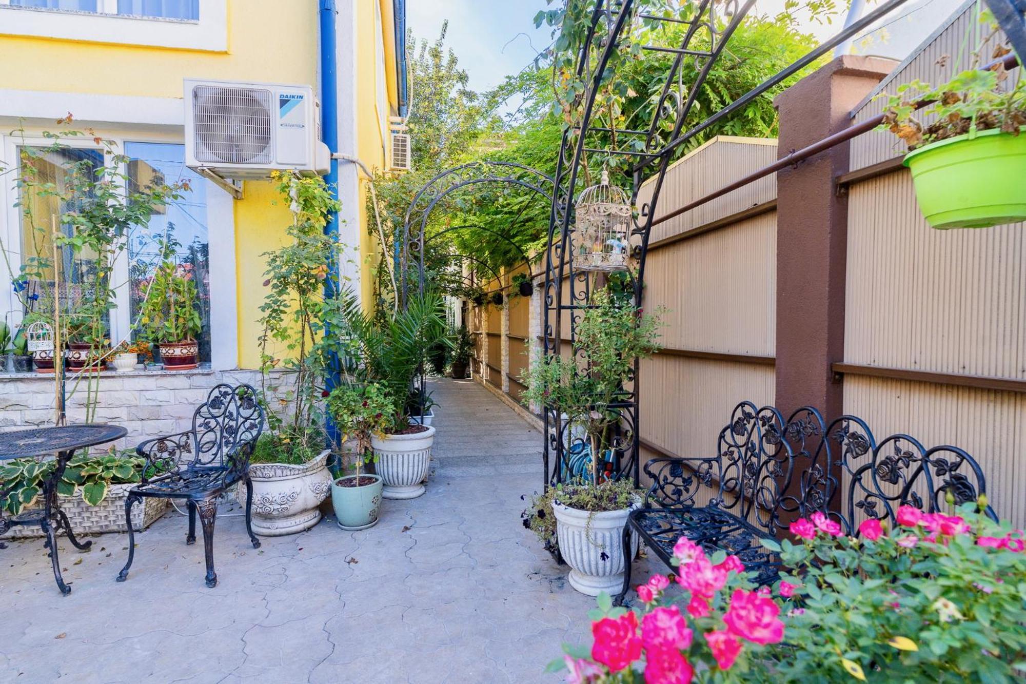 Luxurious Villa With Lush Garden And Huge Terrace Near Herastrau Park Bucureşti Ngoại thất bức ảnh